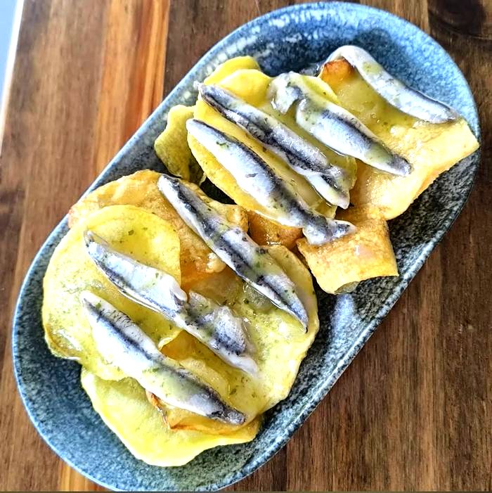 Boquerones con patata chips y salsa Doblet