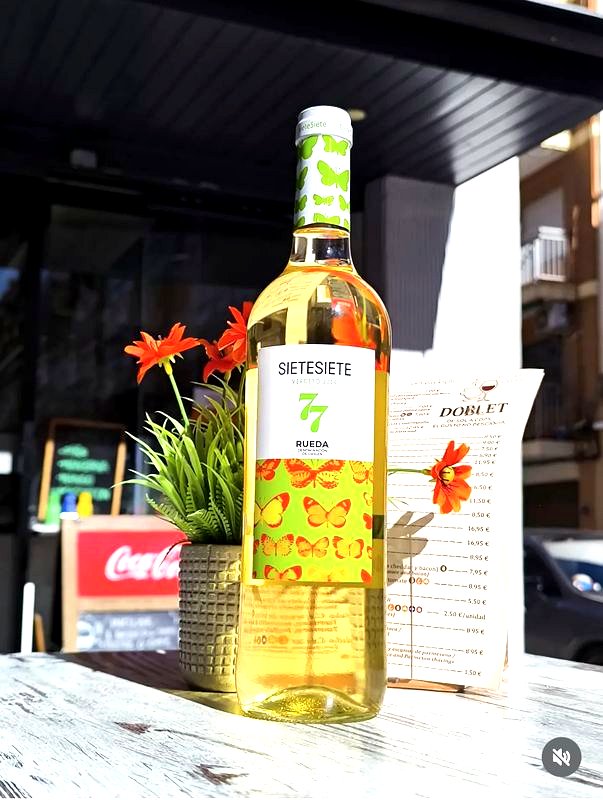 Vino Sietesiete con carta Doblet en terraza