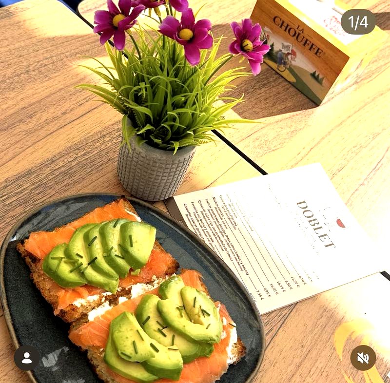 Tosta salmón aguacate con carta Doblet